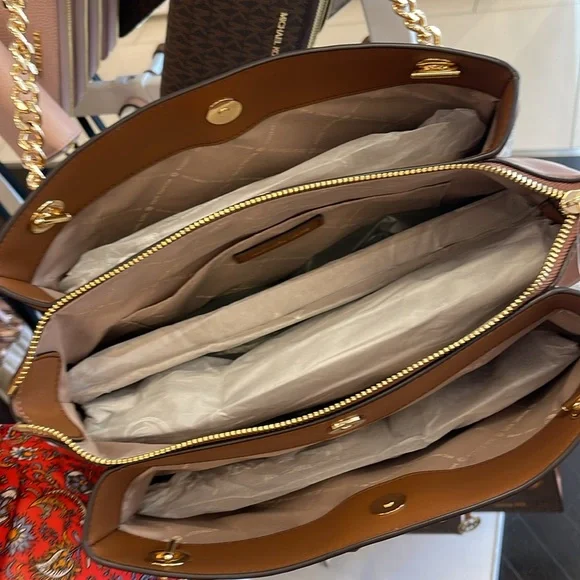 Michael Kors Whitney Medium Signature Logo Tote Bag
Vanilla
NWT - Picture 11 of 16